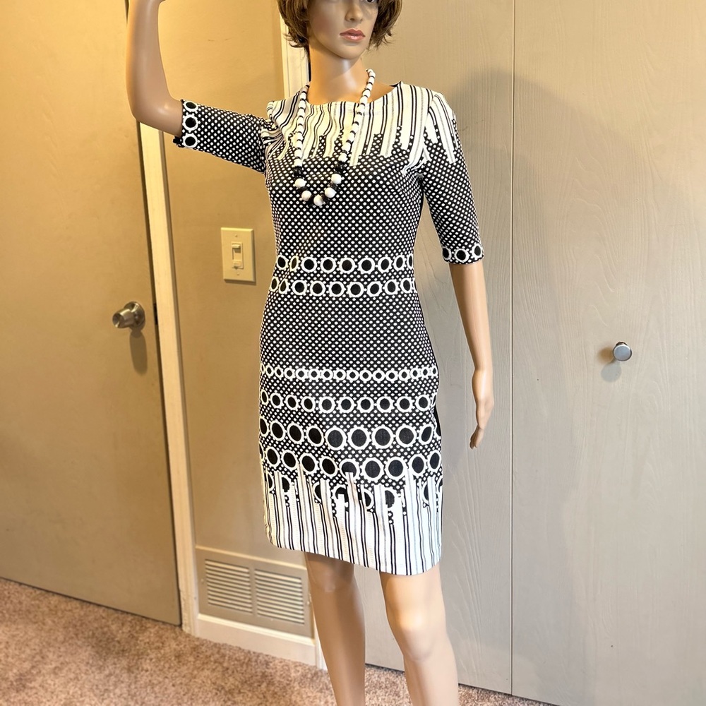 dress with black and white geometrical shapes.Casual-Smart casual.Above the knee